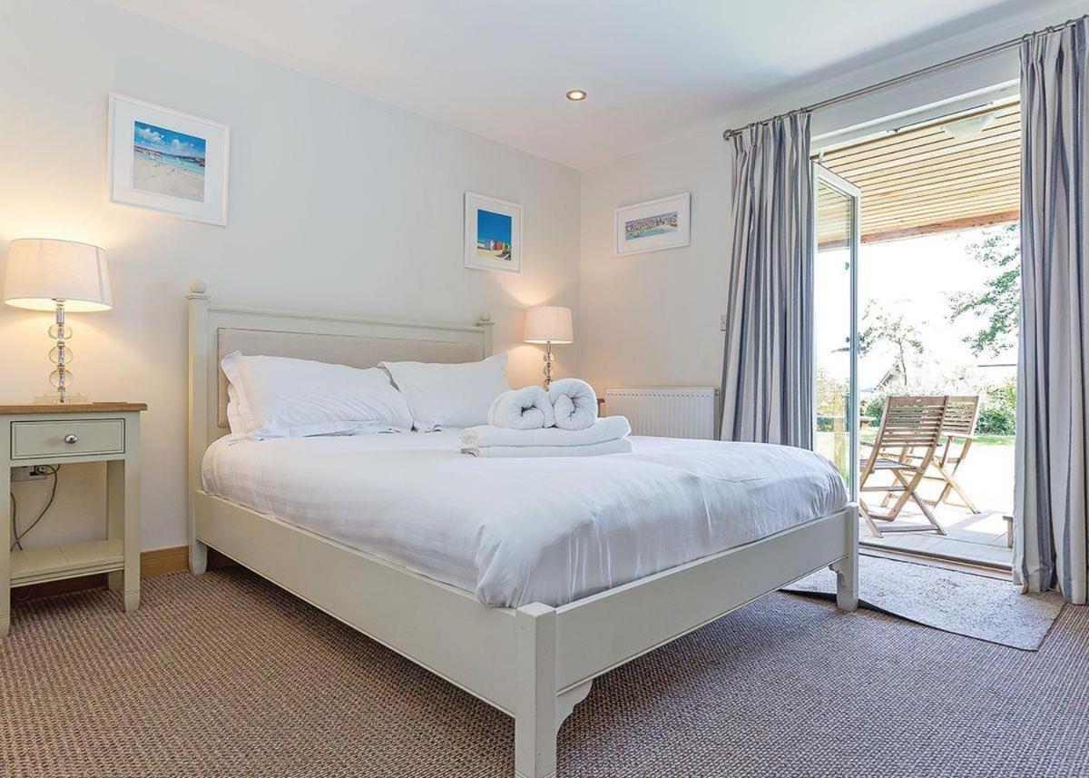 Swandown Lodges Чард Екстериор снимка