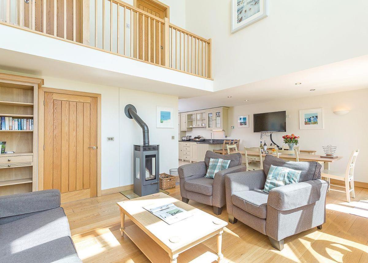Swandown Lodges Чард Екстериор снимка