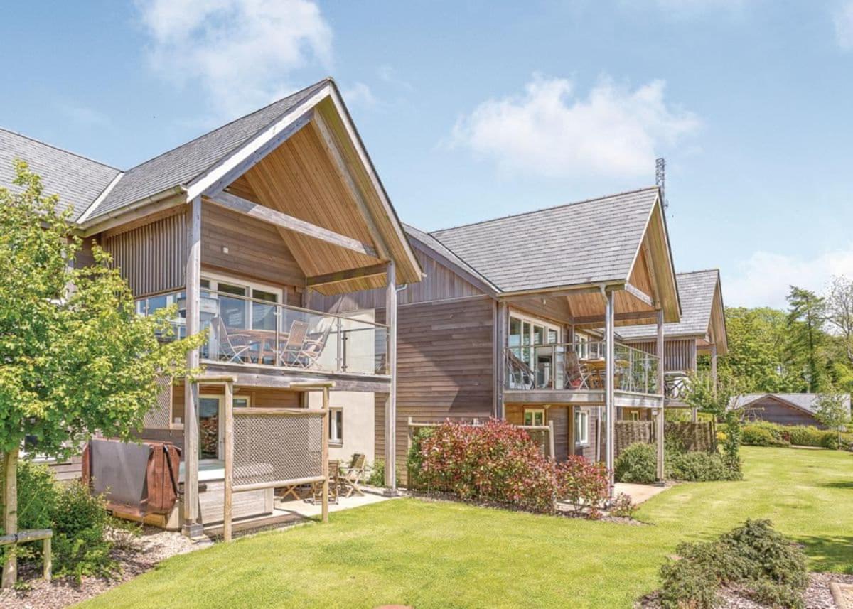 Swandown Lodges Чард Екстериор снимка