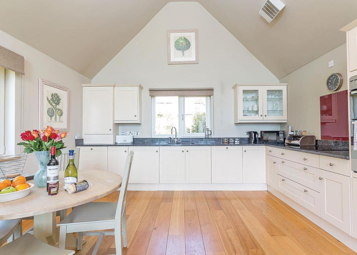 Swandown Lodges Чард Екстериор снимка