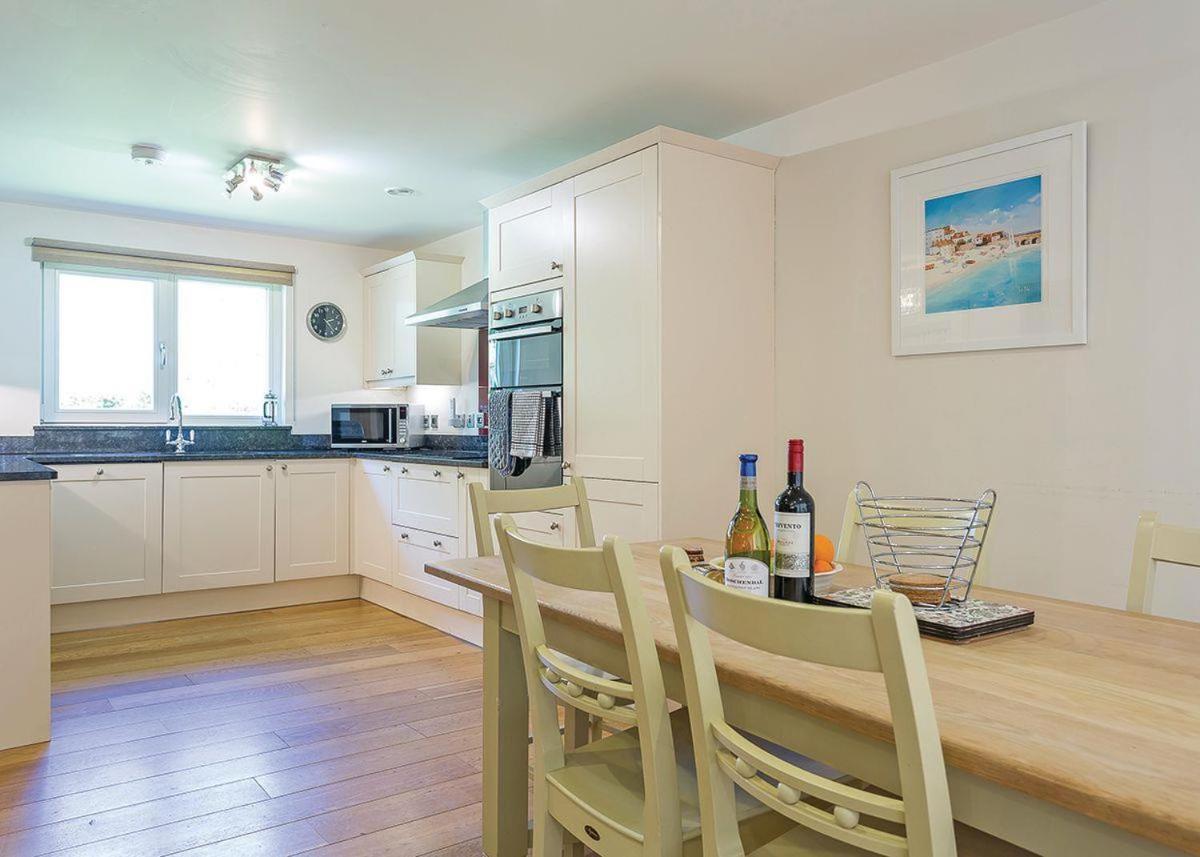 Swandown Lodges Чард Екстериор снимка