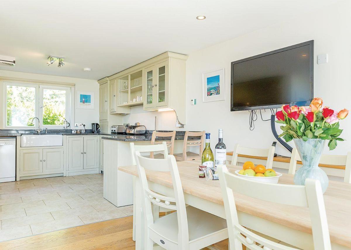Swandown Lodges Чард Екстериор снимка