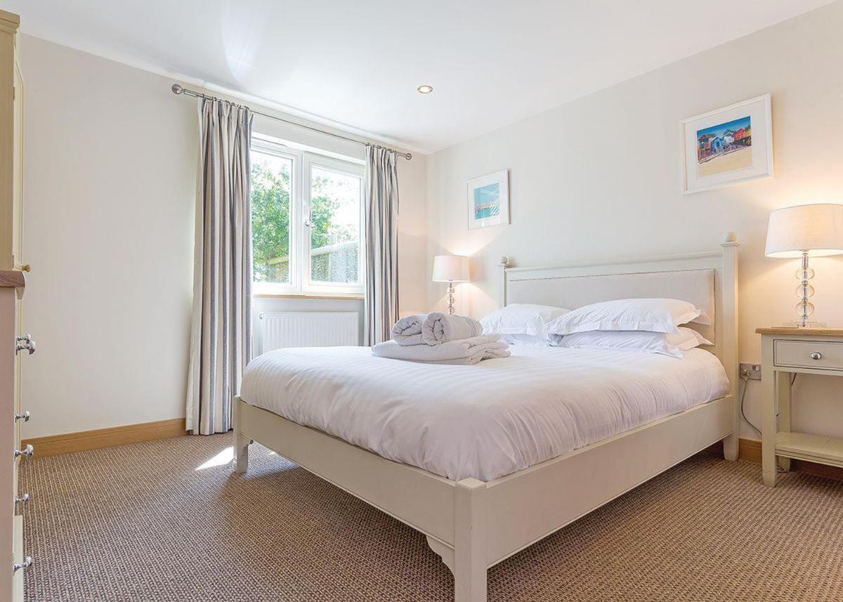 Swandown Lodges Чард Екстериор снимка