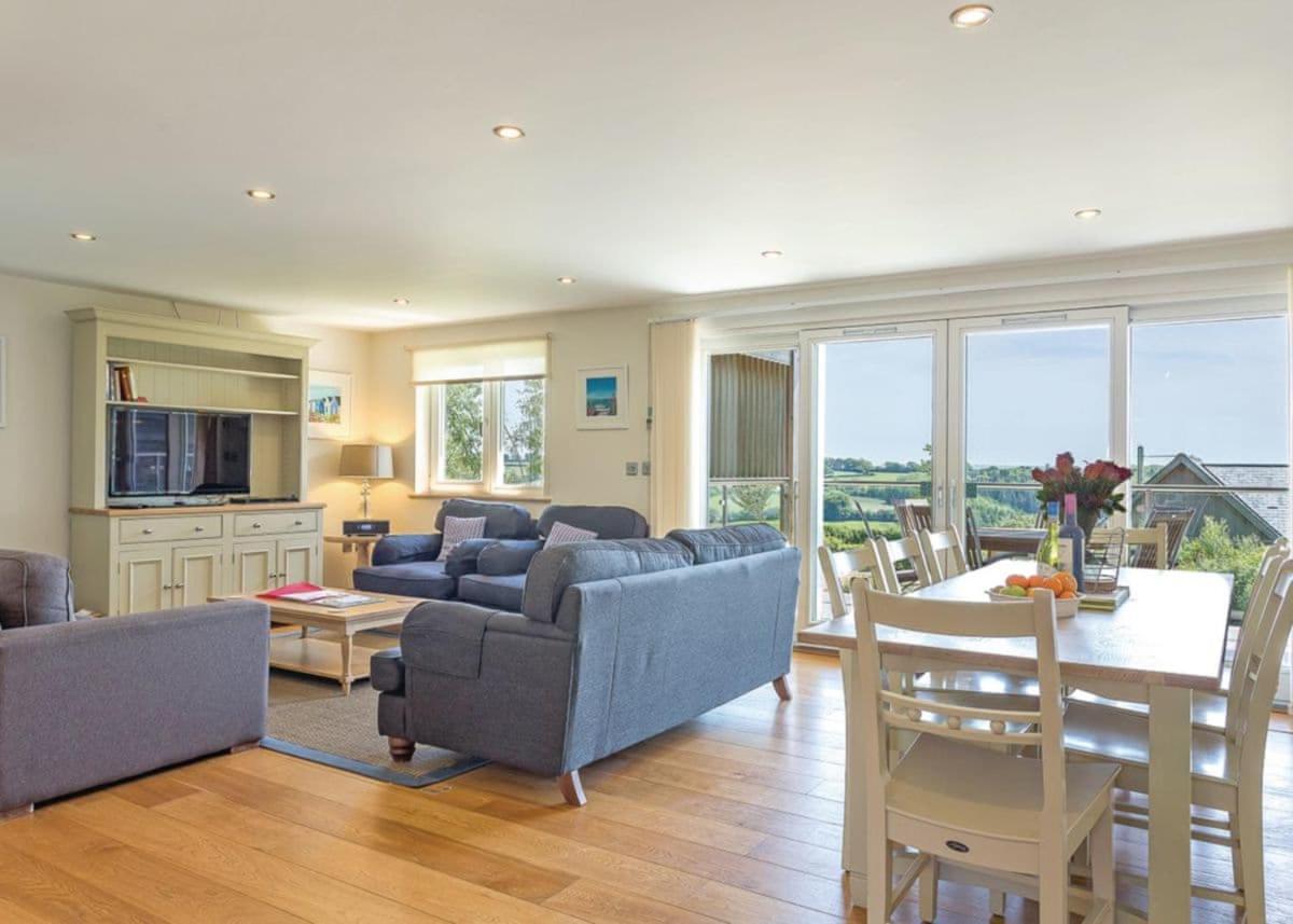 Swandown Lodges Чард Екстериор снимка