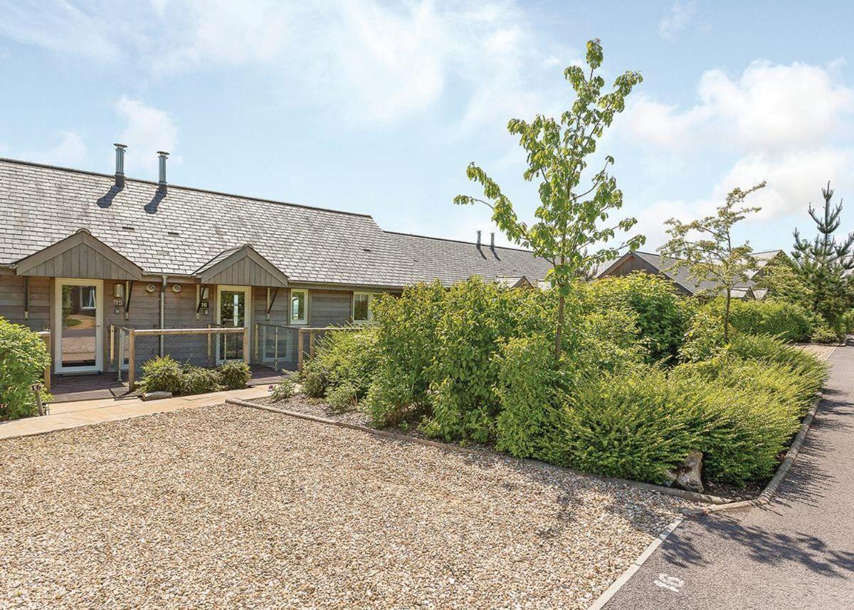 Swandown Lodges Чард Екстериор снимка