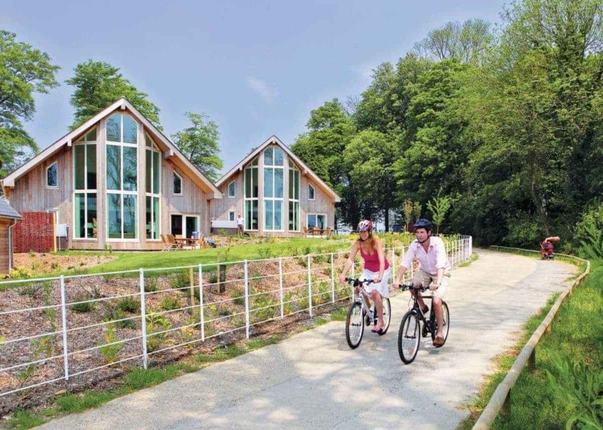 Swandown Lodges Чард Екстериор снимка