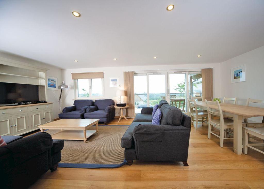 Swandown Lodges Чард Екстериор снимка