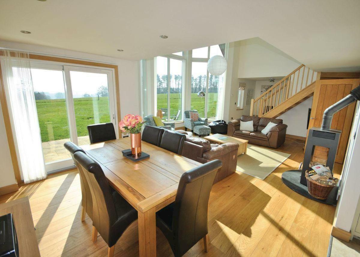 Swandown Lodges Чард Екстериор снимка